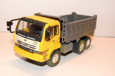 Nissan_UD_Dump_Truck_Yellow_05.jpg