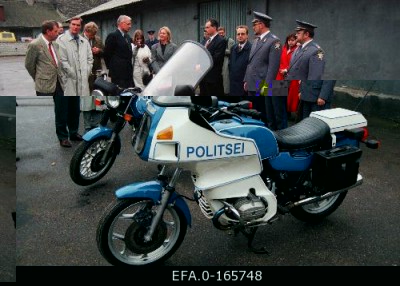Eestis töövisiidil viibinud Saksamaa Schleswig-Holsteini liidumaa siseministri dr. Ekkehard Wienholtzi poolt Paikuse Politseikoolile üleantud mootorrattad BMW.